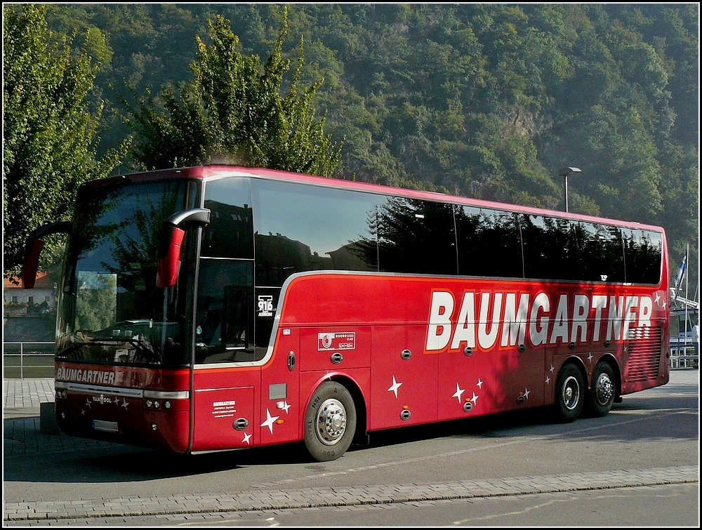 Van Hool T916, des Busunternehmens Baumgartner aufgenommen am Donauufer in Passau am 12.09.2010.