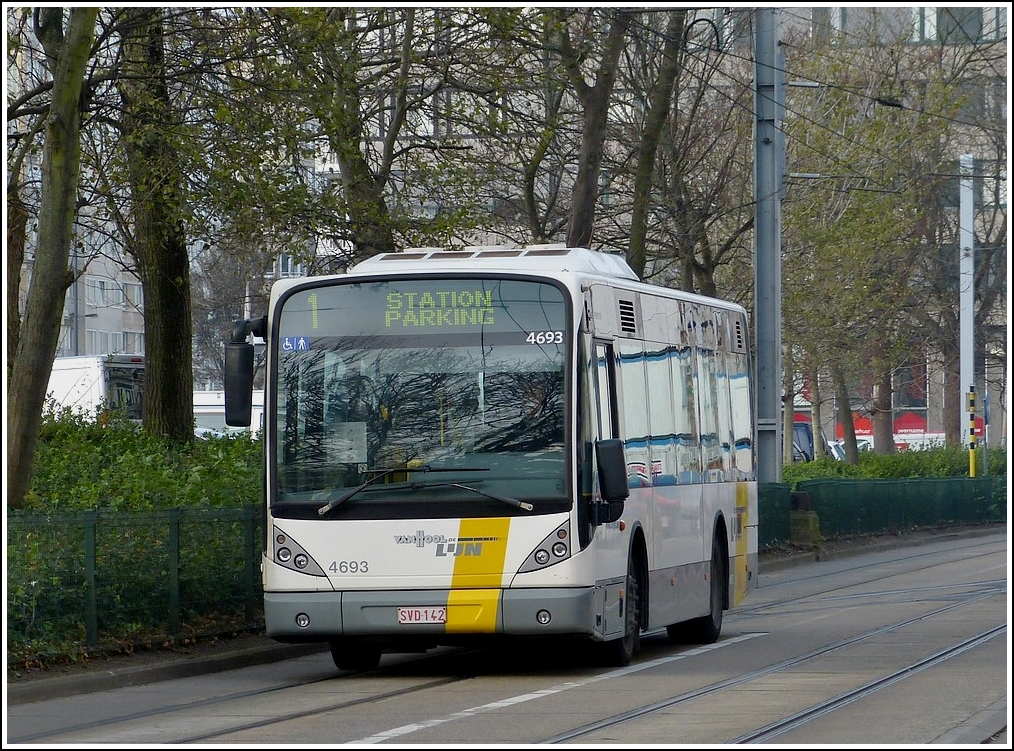 VanHool Bus von De Lijn auf den Tramschienen in der Inennenstadt von Oostende unterwegs. 12.11.2011