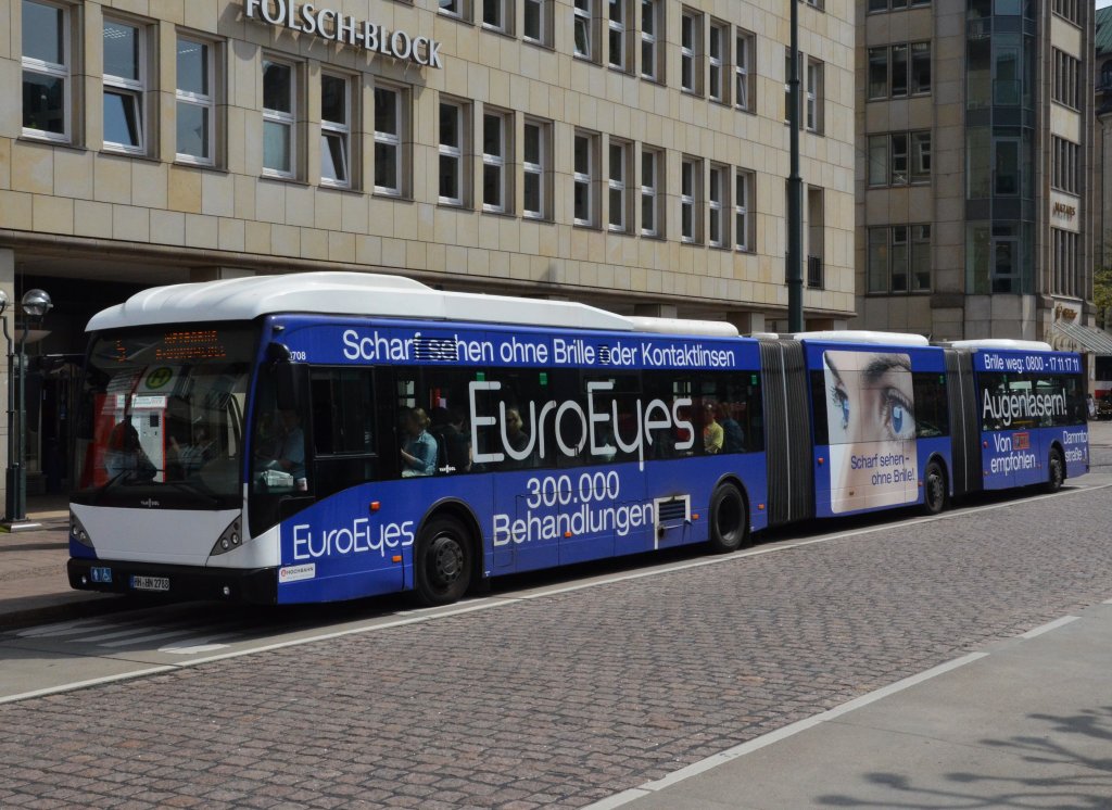 Vanhool,  ein 4 Achser Doppelgelenkbus mit einer Lnge von 25 Metern.
Auf Hamburg´s Straen als Linienbus im Einsatz. Gesehen am 08.05.2013. 
