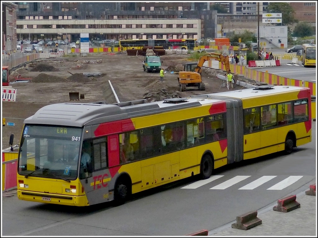 VanHool Gelenkbus mht sich durch den Engpass wegen der Bauarbeiten am Busbahnhof am Bahnhof in Lige Guillemines. 22.08.2012