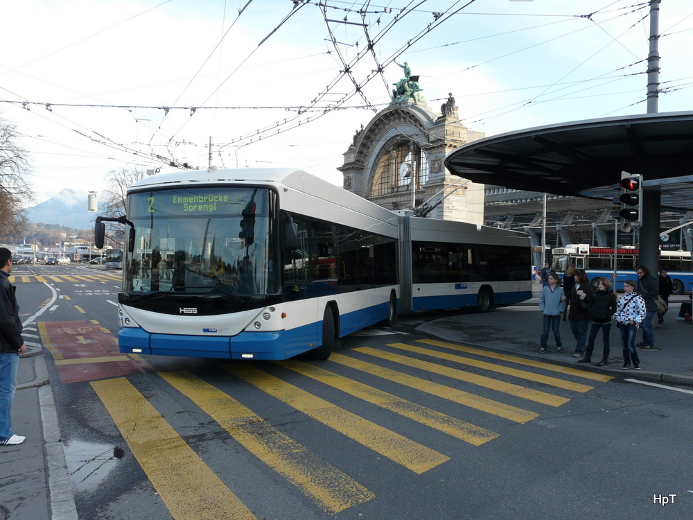 VBL - Hess BGT-N2C Swisstrolleybus Nr.211 unterwegs auf der Linie 2 in Luzern am 15.01.2011