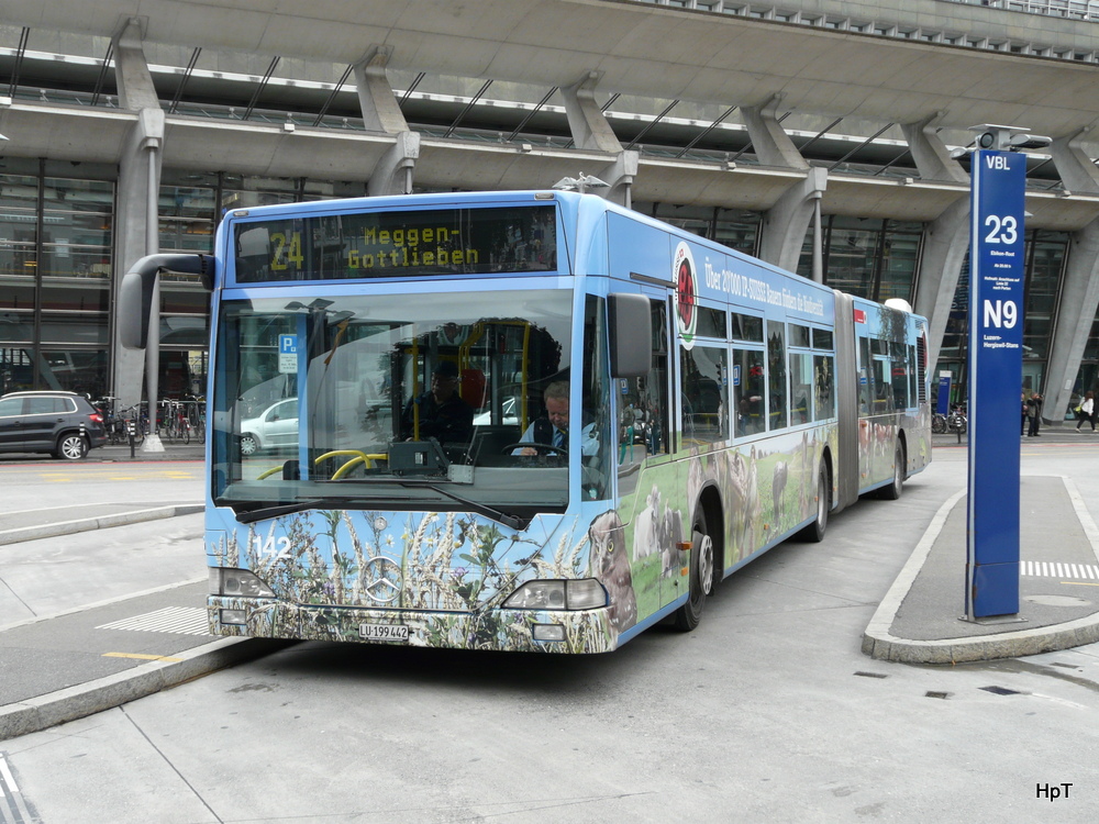 VBL - Mercedes Citaro Nr.142 LU 199442 bei den Haltestellen vor dem Bahnhof Luzern am 11.06.2013