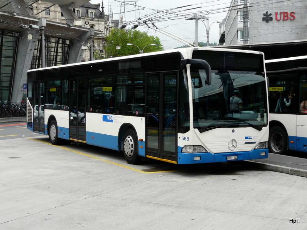 VBL - Mercedes Citaro Nr.565 LU 127602 bei den Haltestellen vor dem Bahnhof Luzern am 11.06.2013