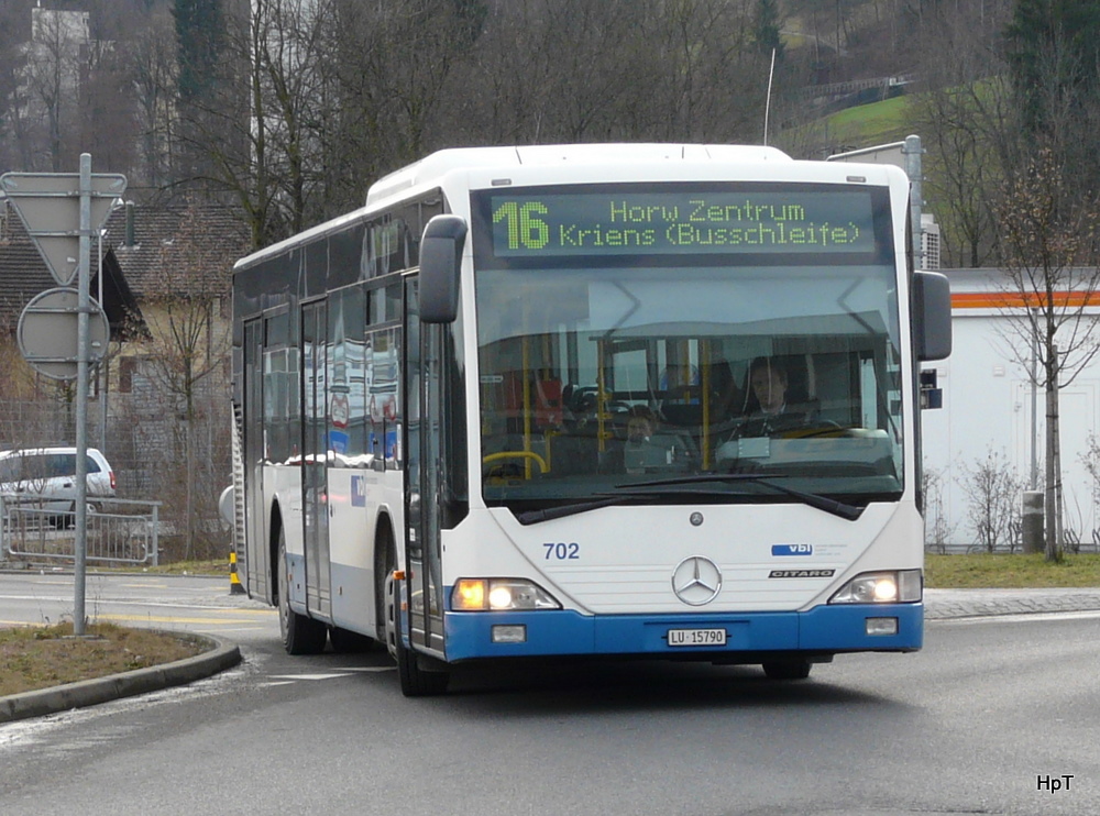 VBL - Mercedes Citaro Nr.702  LU 15790 unterwegs auf der Linie 16 auf einer Kreuzung in Kriens/Horw am 15.01.2011