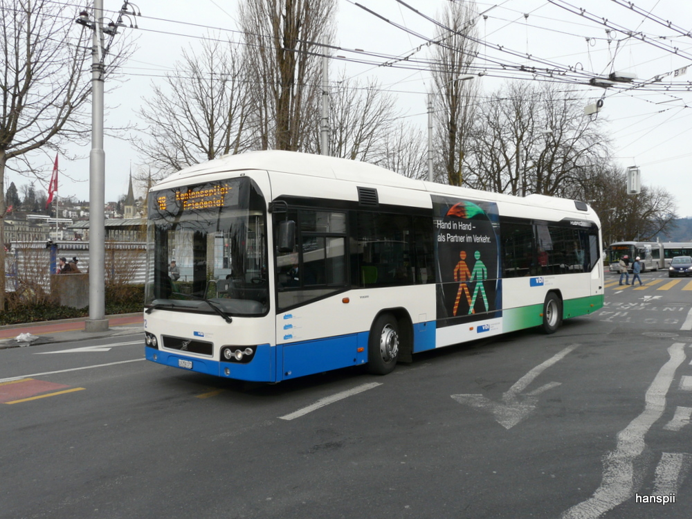 VBL - Volvo 7700 Hybrid  Nr.72  LU  250371 unterwegs auf der Linie 19 vor dem Bahnhof Luzern am 16.03.2013