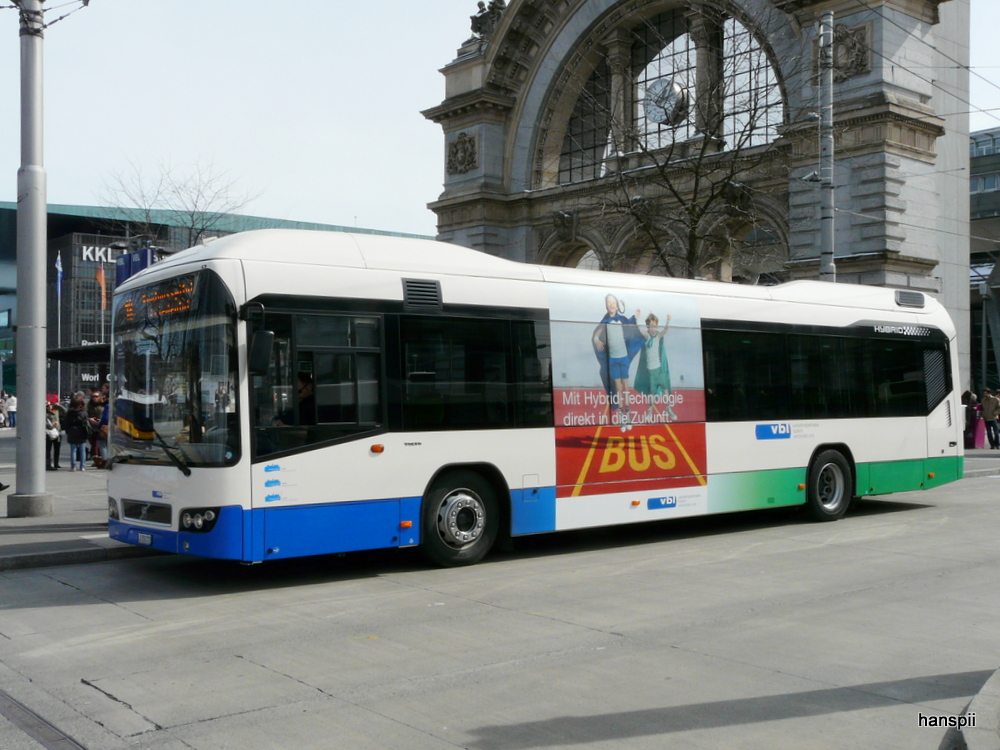 VBL - Volvo 7700 Hybrid  Nr.73  LU  250372 unterwegs auf der Linie 19 vor dem Bahnhof Luzern am 16.03.2013