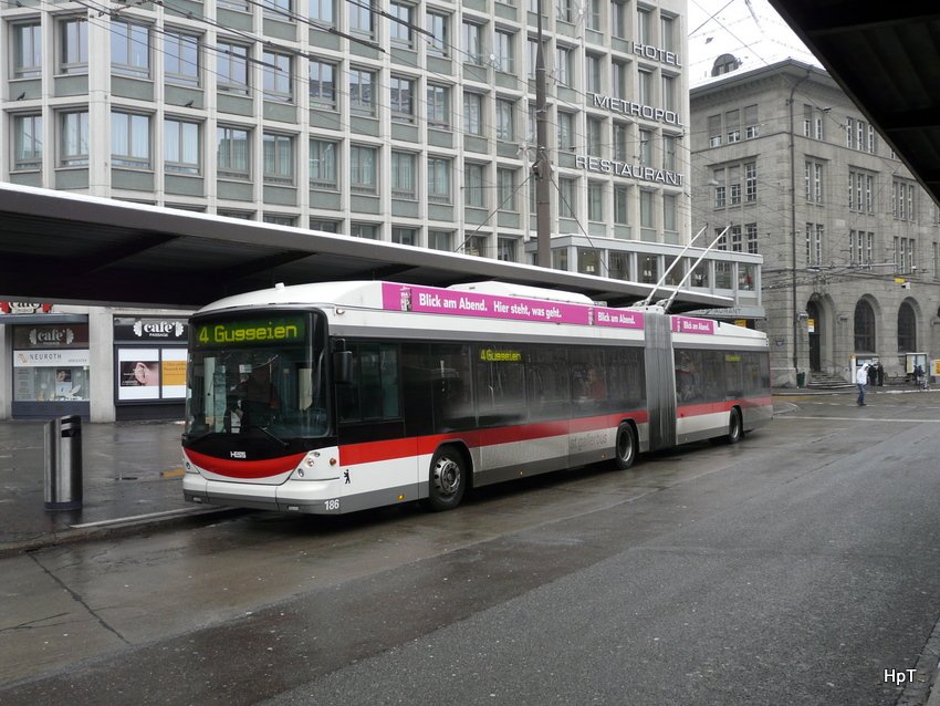 VBSG - Hess Swisstrolley BGT-N2C Nr.186 unterwegs auf der Linie 4 bei den Bushaltestellen vor dem Bahnhof St.Gallen am 10.01.2010