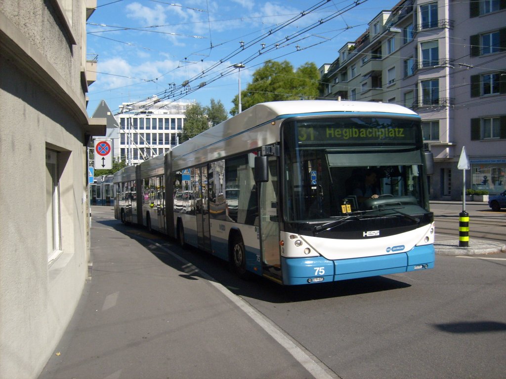 VBZ Doppelgelenkbus Nr. 75 am 11.8.2011 beim Wendepunkt Hegibachplatz.
