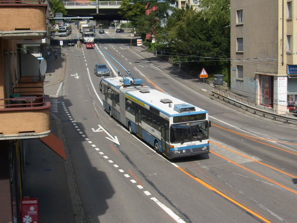 VBZ MB Nr. 112 fhrt am 11.8.2011 die steile Rosengartenstrasse hinunter (Linie 33). Hier ist auch eine Strassenbahn in Planung!?!