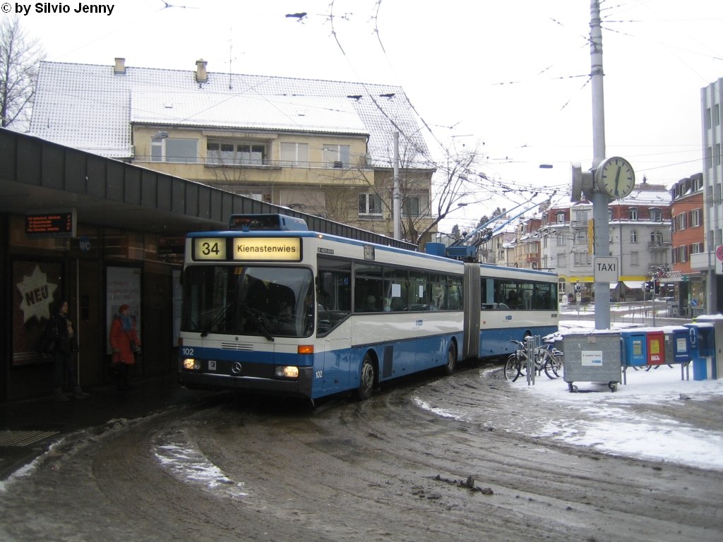 VBZ Nr. 102 (Mercedes O405GTZ) am 28.1.2010 beim Klusplatz, wo prekre Platzvrhtlnisse herrschen, u.a. sind daher die Lightrams auf dem 34er nicht zugelassen (wobei sie auch nicht ntig wren), des weiteren knnen auf den Tramlinie 8 und 15 nur Solotrams (Tram 2000 oder Mirage) eingesetzt werden.