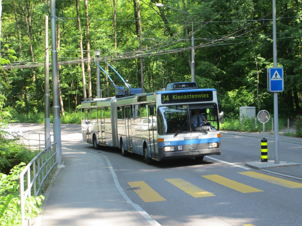 VBZ Nr. 124 am 7.6.2013 beim Anstieg nach Witikon, kurz nach der Haltestelle Schlyfi. Der einzige MB O 405 GTZ an diesem Tag auf der Linie 34.