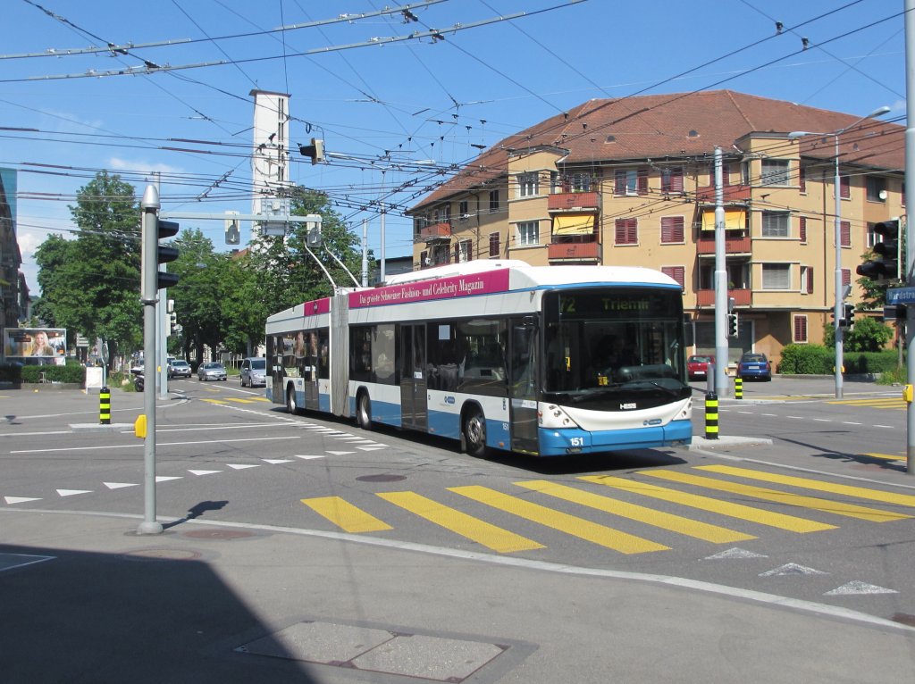 VBZ Nr. 151 am 7.6.2013 auf der Kreuzung Bullinger / Hardstrasse. Alle Quer-Fahrleitungen sind Dienststrecken fr die Verbindung zur Busgarage Hardau.