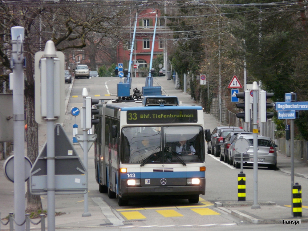 VBZ - Schnappschus des Mercedes O 405 GTZ Trolleybus Nr.143 unterwegs auf der Linie 33 in Zrich am 01.01.2013