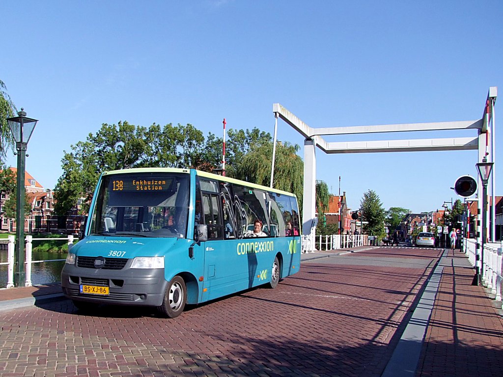 VDL-Bus(3807/Connexion) steuert in Enkhuizen Richtung Bahnhof;100905