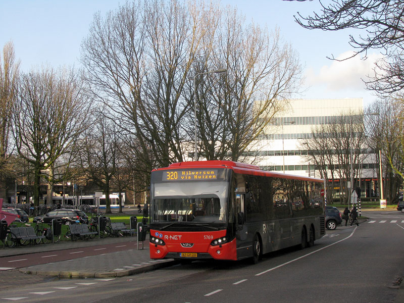 VDL Citea XLE 137.360 (5769) als ein Bus der R-NET-Linie 320. Amsterdam, Julianaplein (Amstelstation), 12.12.2011. R-NET ist ein neues Projekt fr Regionalverkehr in Noord-Holland.