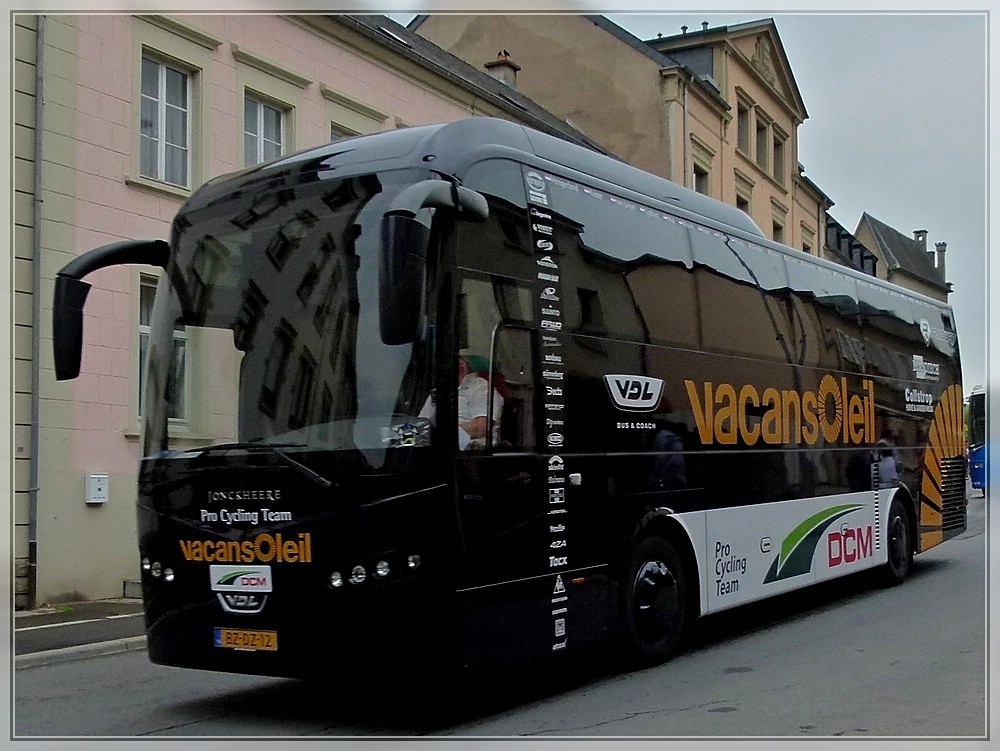 VDL Jonkheere Mannschaftsbus des Rennfahrerteams  VACANSOLEIL  aufgenommen am 05.06.2011 im den Strassen von Mersch.