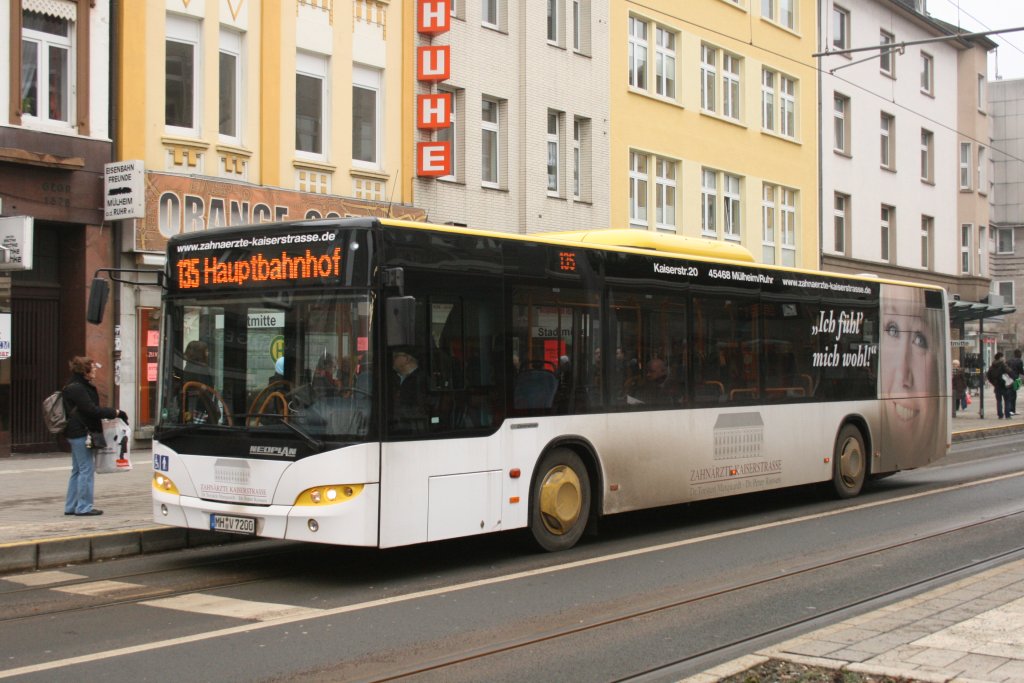 Vehar Reisen (MH V 7200) mit Werbung fr die Zahnrtzte Kaiserstr.
Aufgenommen an der Haltestelle Mlheim Stadtmitte,18.1.2010.
Vehar fhrt im Auftrag der MVG.