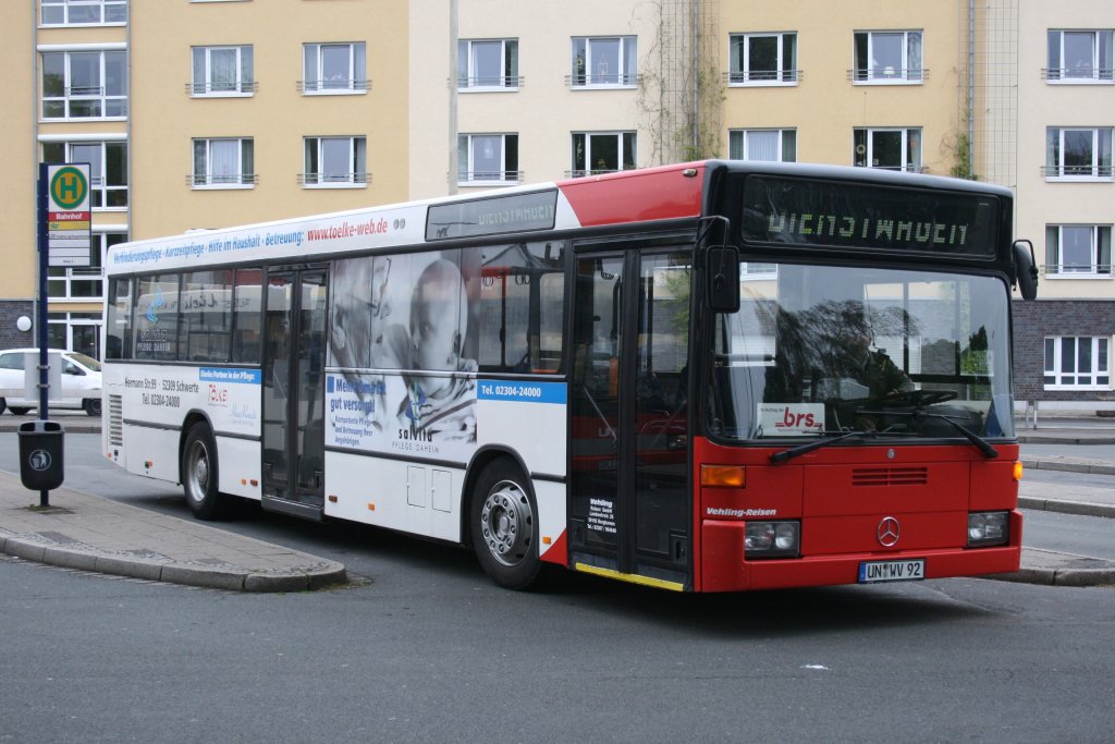 Vehling Reisen (UN WV 92) macht Werbung fr die Altenpflege.
Aufgenommen am Bahnhof Schwerte.
8.5.2010