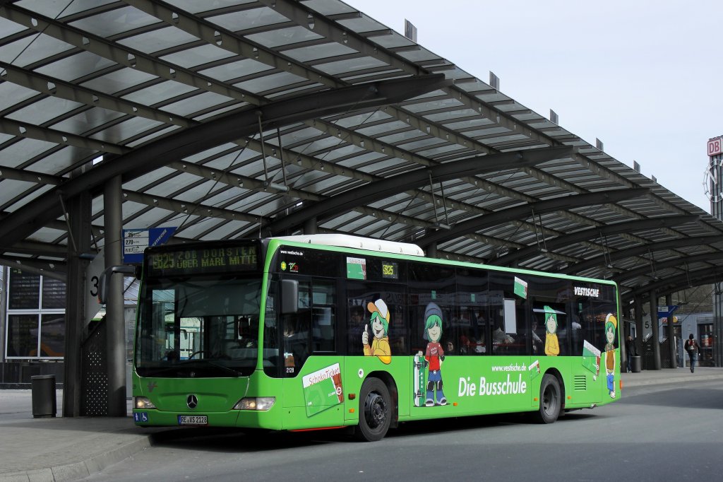 Vestische 2128 mit neuer Werbung fr Die Busschule.
Aufgenommen am HBF Recklinghausen, 16.3.2013.
