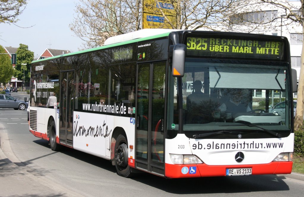 Vestische 2133 (RE VS 2133) macht Werbung fr die Ruhrtriennale.
Aufgenommen am ZOB Dorsten.
24.4.2010