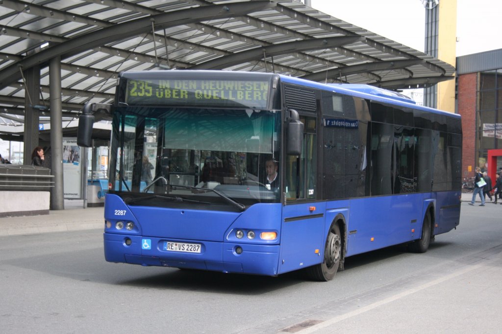 Vestische 2287 (RE VS 2287) mit Blauem Lack.24.3.2010
Der Bus machte mal Werbung fr die Volksbank und hat seinen Blauen Lack behalten.