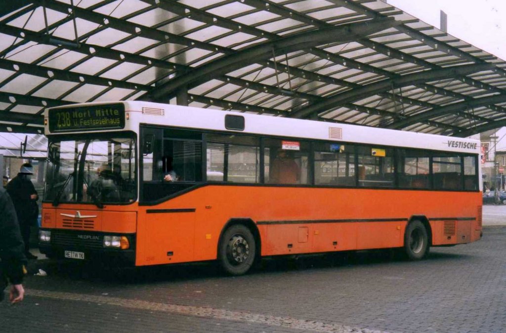 Vestische 2546, ein Neoplan N416 SL, aufgenommen im Mrz 2003 in Recklinghausen am Hauptbahnhof.