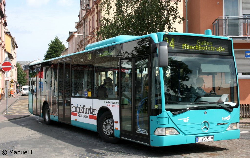 VGF 209 (F VG 209) mit einem Bilder von der Trseite.
In Frankfurt werden fast nur Solobusse mit drei Tren gefahren.
Aufgenommen in Frankfurt Rdelheim, 22.8.2010.