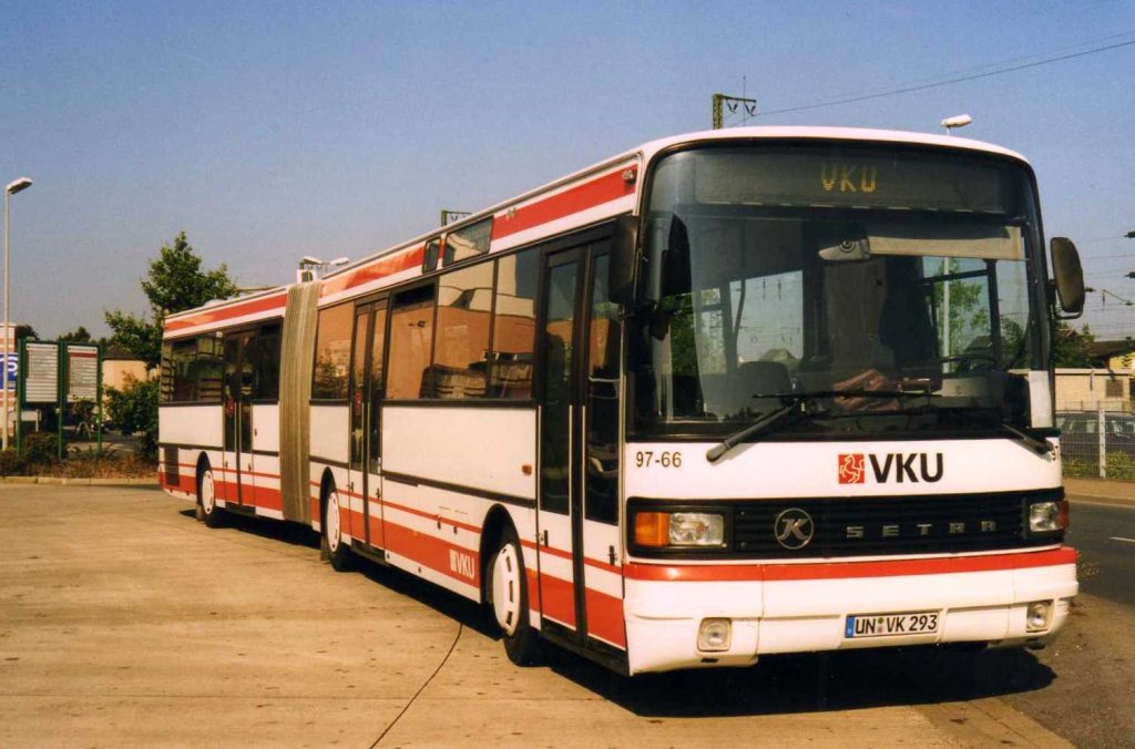 VKU 97-66, ein Setra SG219 SL, aufgenommen im August 1999 in Unna am Bahnhof.
