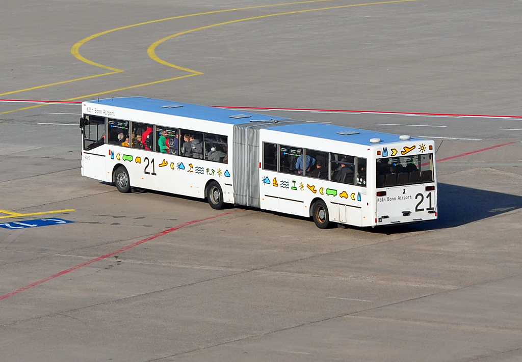 Voll besetzter Flughafenbus Nr. 21 auf dem Kln-Bonner Flughafen - 28.10.2012
