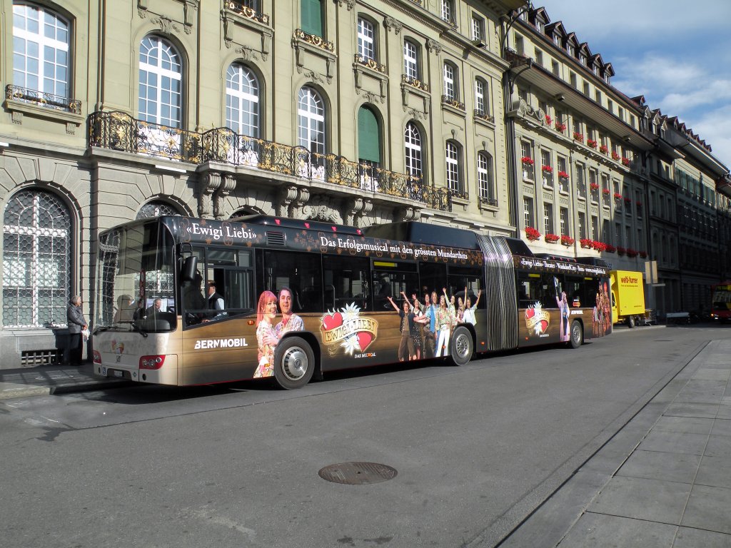 Volvo Bus mit der Betriebsnummer 809 und der Vollwerbung fr das Musical Ewigi Liebi auf der Linie 19 beim Bundesplatz. Die Aufnahme stammt vom 01.11.2010.