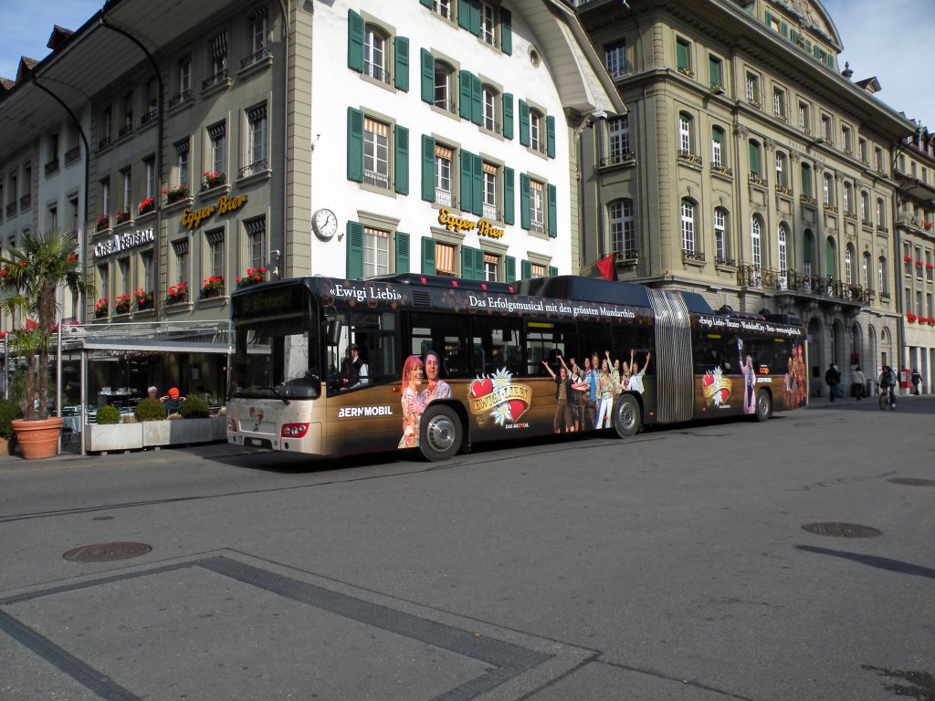 Volvo Bus mit der Betriebsnummer 809 und der Vollwerbung fr das Musical Ewigi Liebi auf der Linie 19 beim Bundesplatz. Die Aufnahme stammt vom 01.11.2010.