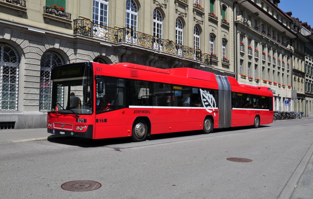 Volvo Bus mit der Betriebsnummer 821 auf der Linie 12 auf dem Bundeshausplatz. Die Aufnahme stammt vom 17.06.2013.