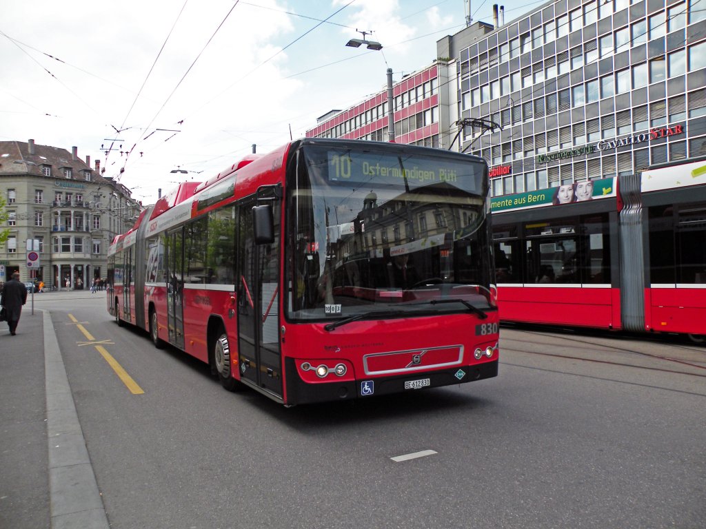 Volvo Bus mit der Betriebsnummer 830 auf der Linie 10 beim Bubenbergplatz in Bern. Die Aufnahme stammt vom 14.04.2011.