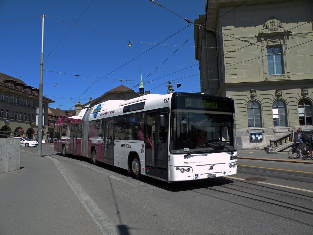 Volvo Bus mit der Betriebsnummer 832 auf der Linie 19 beim Casinoplatz in Bern. Die Aufnahme stammt vom 18.05.2011.