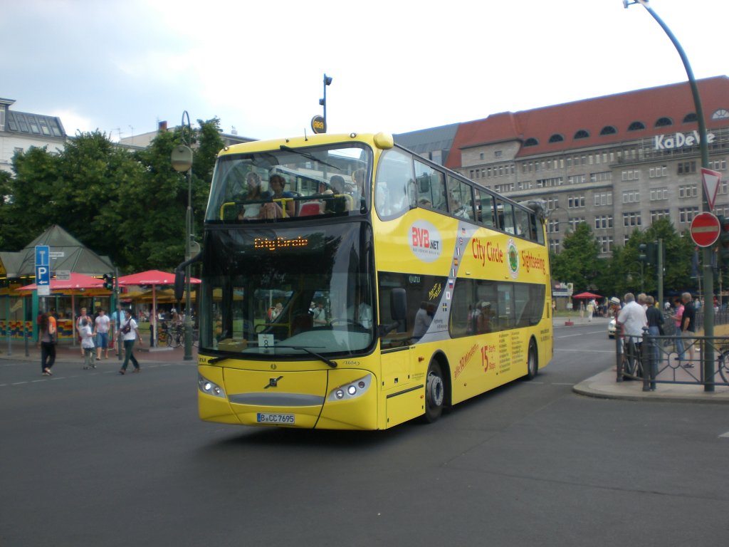 Volvo-Doppeldecker Sightseeing-Bus am U-Bahnhof Wittenbergplatz.