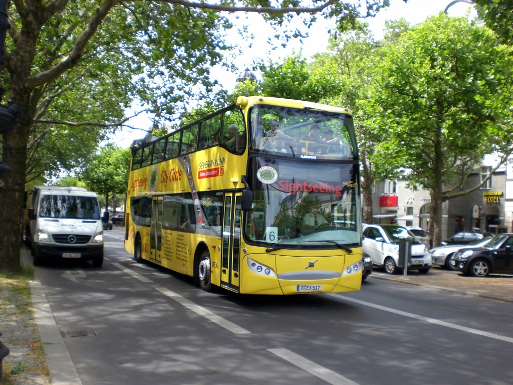 Volvo-Doppeldecker Sightseeing-Bus an der Haltestelle Charlottenburg Bleibtreustrae.