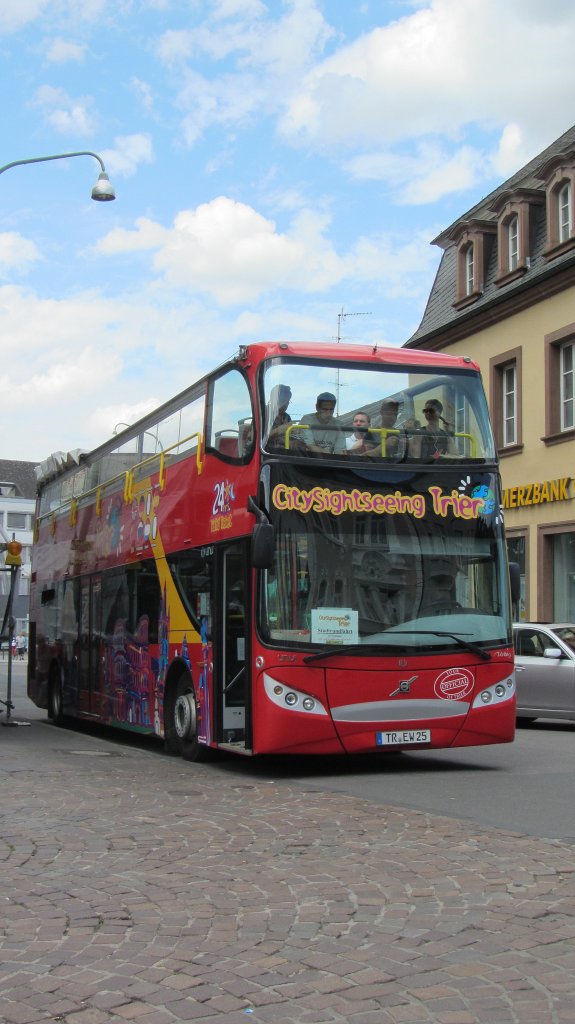 Volvo Doppelstock-Sightseeingbus in Trier an der Porta Nigra am 4.8.2012.