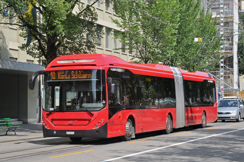 Volvo Hybrid Bus 871, auf der Linie 10, fährt durch die Bundesgase. Die Aufnahme stammt vom 25.08.2017.