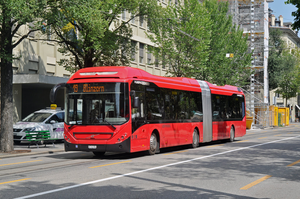 Volvo Hybrid Bus 884, auf der Linie 19, fährt durch die Bundesgase. Die Aufnahme stammt vom 25.08.2017.
