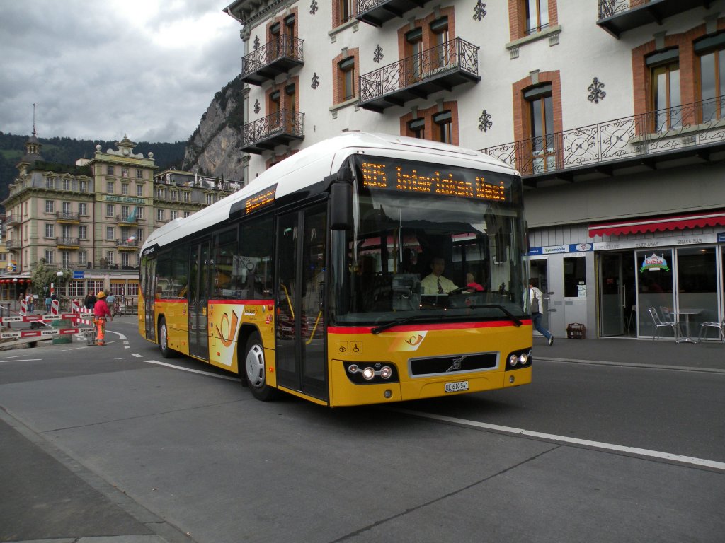 Volvo Hybrid Bus auf der Linie 105 zum fhrt zum Bahnhof Interlaken West. Die Aufnahme stammt vom 04.10.2012.
