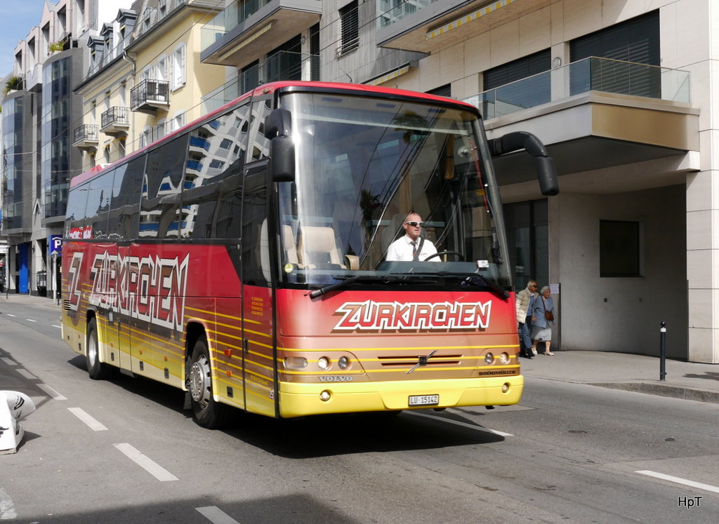 Volvo Reisebus unterwegs in Montreux am 25.09.2017