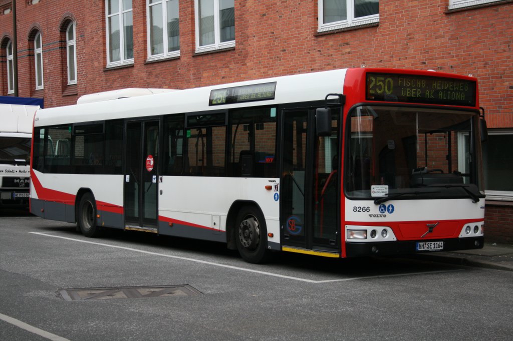 Volvo Stadtbus mit der Nummer 8266 von der SBG am 8.April 2010 auf der Linie 250 am Bf.Altona  