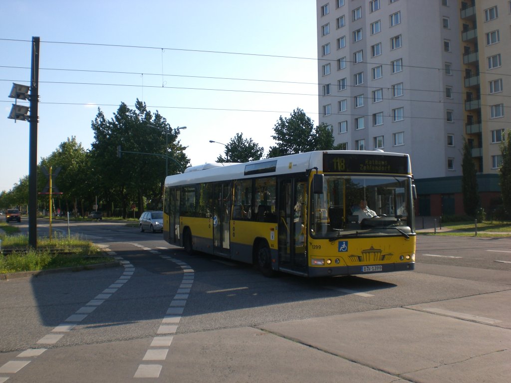Volvo V7000 auf der Linie 118 nach Rathaus Zehlendorf an der Haltestelle Am Stern Johannes-Kepler-Platz. 