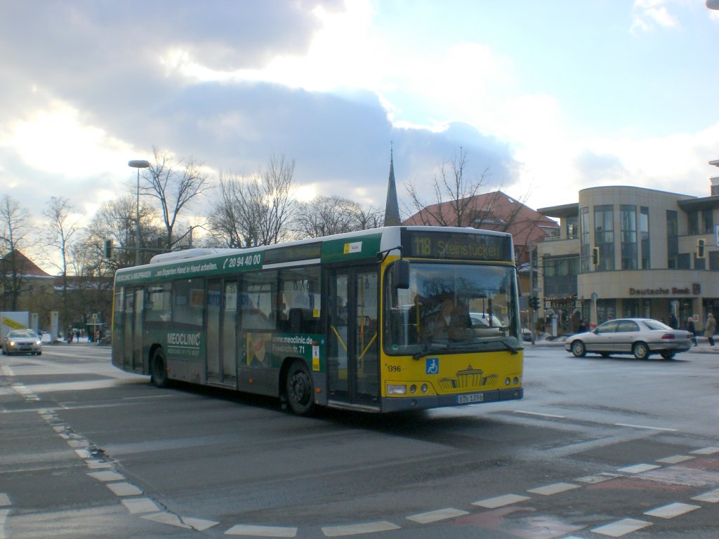 Volvo V7000 auf der Linie 118 nach Steinstcken an der Haltestelle Zehlendorf Eiche.