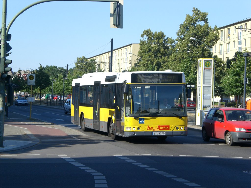 Volvo V7000 auf der Linie 156 nach Prenzlauer Berg Michelangelostrae an der Haltestelle Prenzlauer Berg Erich-Weinert-Strae.