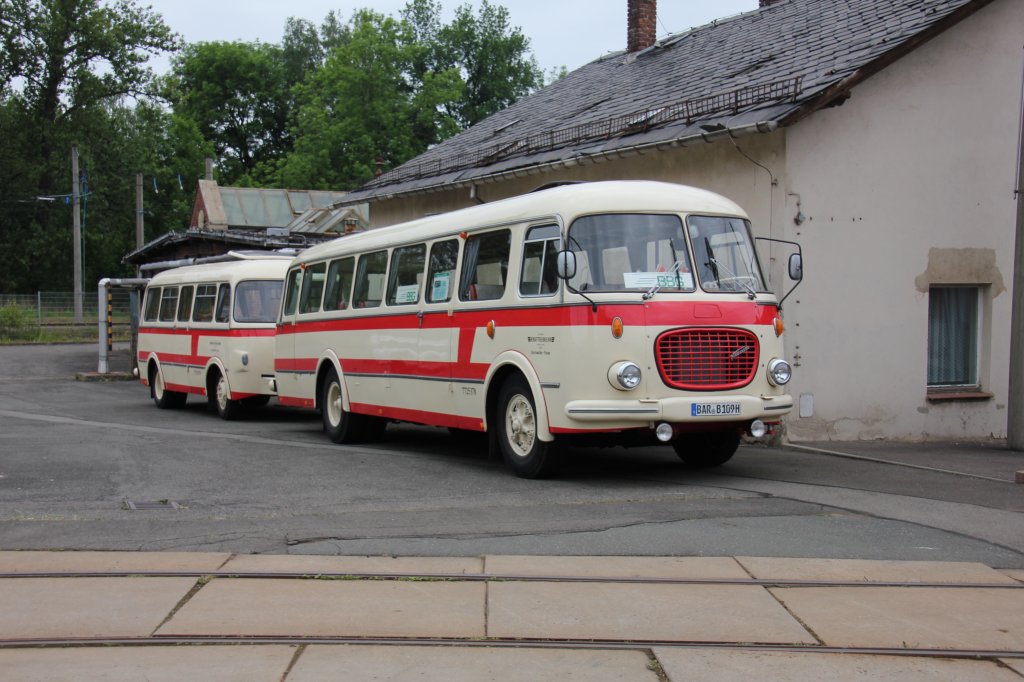 Vom 02.06.-03.06.2012 fand in Chemnitz das 10. Kappler Straenbahnfest statt.Mit diesen perfekt restaurierten Skoda 706 wurden Rundfahrten angeboten.