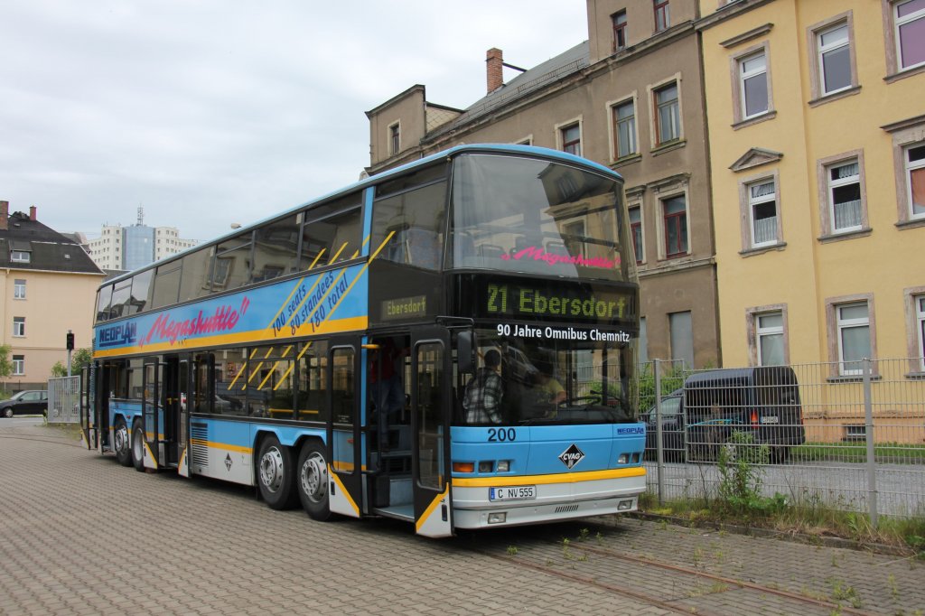 Vom 02.06.-03.06.2012 fand in Chemnitz das 10. Kappler Straenbahnfest statt.Ein Exot ist auch dieser Vierachser Doppeldecker von Neoplan.