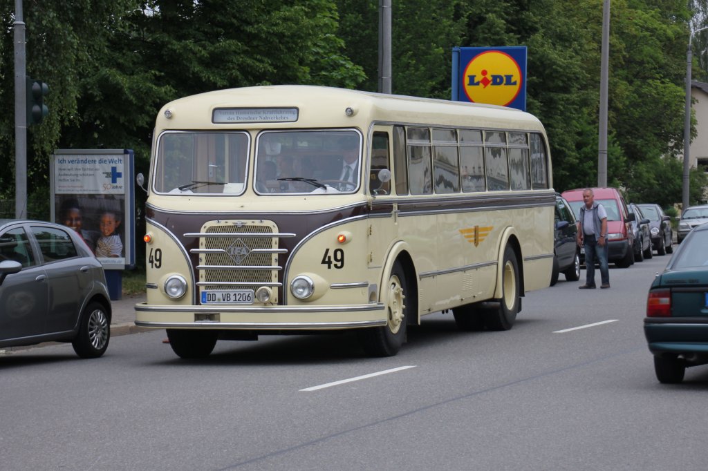 Vom 02.06.-03.06.2012 fand in Chemnitz das 10. Kappler Straenbahnfest statt.Rundfahrten gab es auch mit diesen Dresdener H6B.