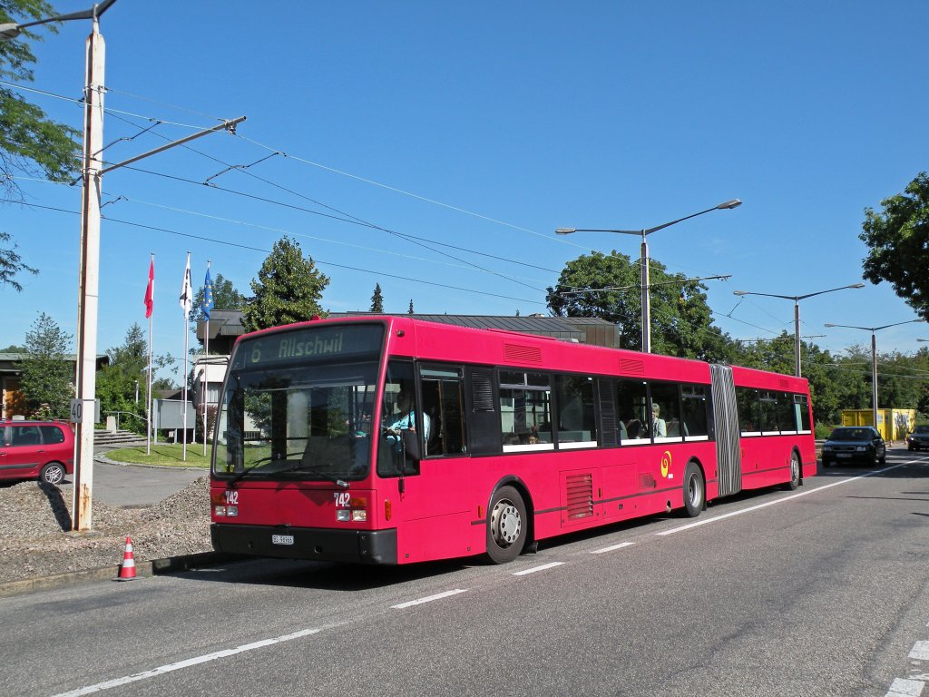Vom Montag 23.07.2012 bis 12.08.2012 ist die Linie 6 vom Eglisee bis nach Riehen Grenze wegen einer Gleisbaustelle unterbrochen. Die Van Hool Busse von Bernmobil sind auch im Einsatz. Hier Bus Nr.742 (ex Bernmobil 249) kurz vor der Haltestelle Pfaffenloh. Die Aufnahme stammt vom 23.07.2012.