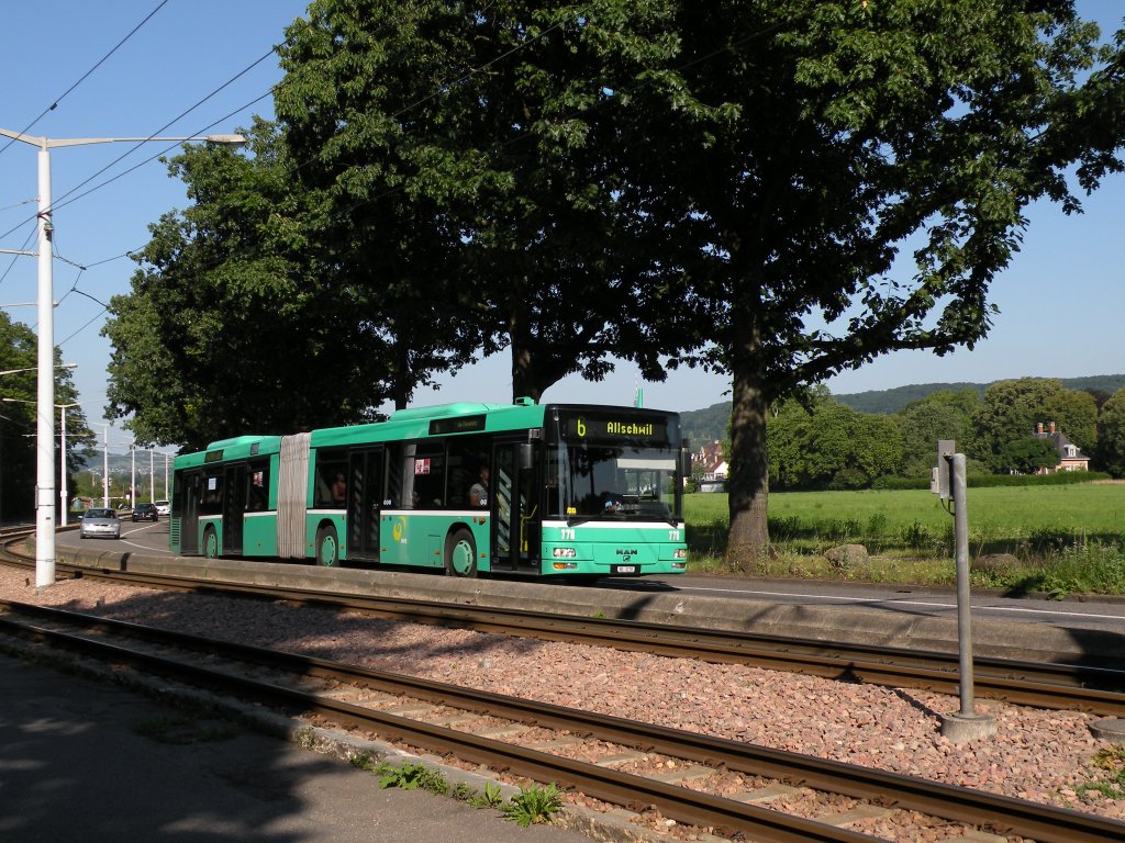 Vom Montag 23.07.2012 bis 12.08.2012 ist die Linie 6 vom Eglisee bis nach Riehen Grenze wegen einer Gleisbaustelle unterbrochen. MAN Bus mit der Betriebsnummer 778 kurz vor der Haltestelle Eglisee. Die Aufnahme stammt vom 23.07.2012.

